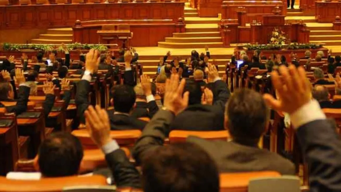 Parlamentul a aprobat majorarea sancțiunilor pentru senatorii și deputații chiulangii. ”Nu vii la muncă, eşti penalizat!”. Cât li se va lua din leafă