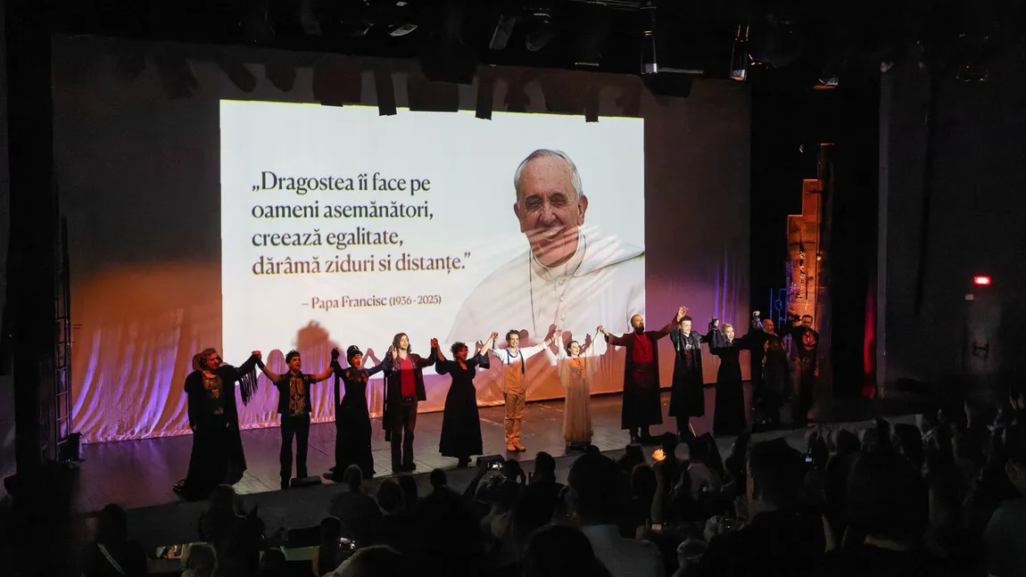 Teatrul Național de Operetă și Musical „Ion Dacian” a impresionat publicul cu un moment emoţionant în memoria Papei Francisc, la finalul musicalului „Romeo & Julieta”
