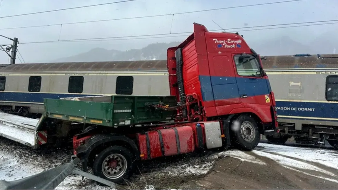Haos pe ruta feroviară către munte. Trenurile staţionează între Sinaia şi Buşteni din cauza unui accident
