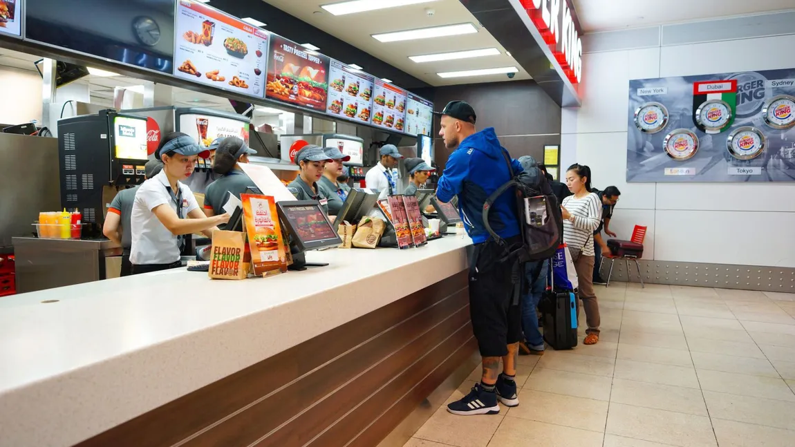 Salarii mai mici de 2.600 de lei net pentru lucrătorii comerciali de la Burger King. Cu ce alte beneficii îi atrage compania pe tinerii români