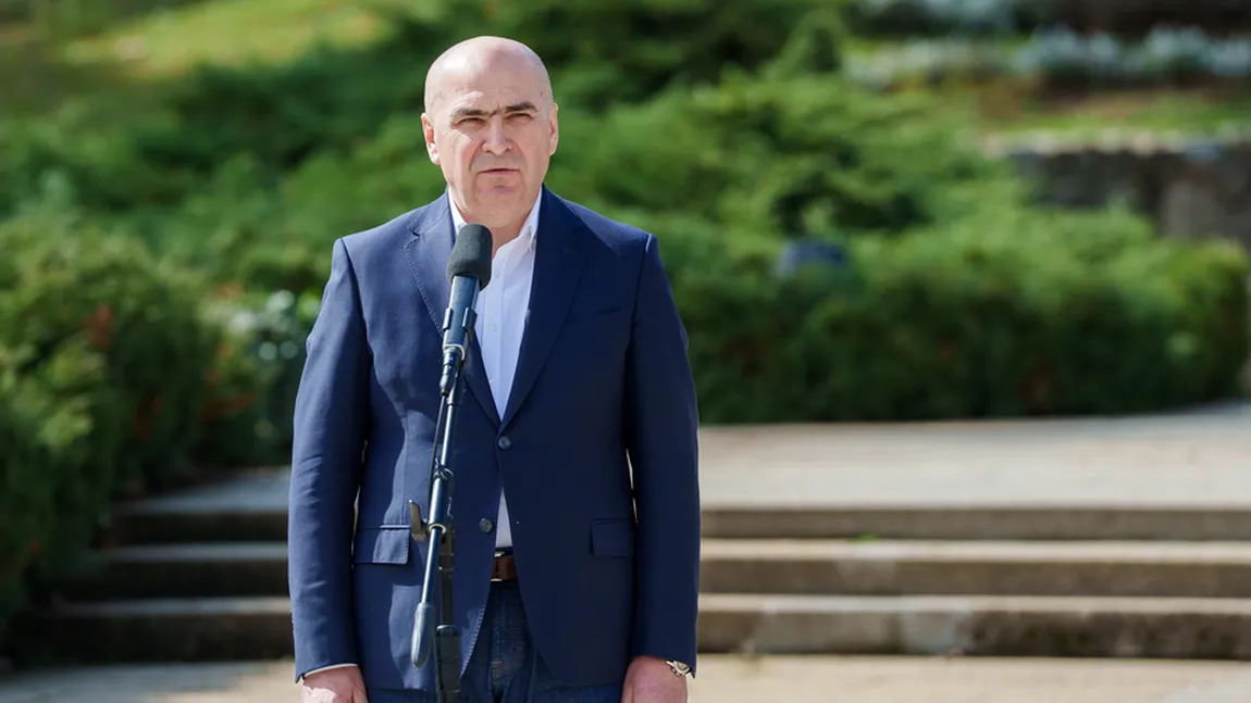 Ce salarii au grădinarii Palatului Cotroceni, lăudați de Ilie Bolojan: ”Vin o oră jumătate în fiecare dimineață, pe un salariu destul de mic, și lucrează din greu”