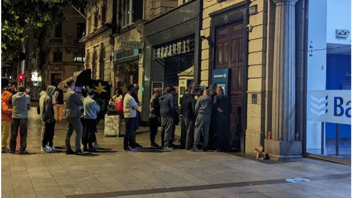 S-au format cozi uriașe la bancomate. Oamenii sunt panicați de blackout, multe ATM-uri nu mai funcționează în Portugalia