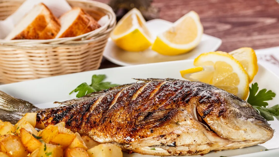 Ce trebuie să pui în pește pentru a ieși delicios. Secretul dezvăluit de gospodinele din Dobrogea