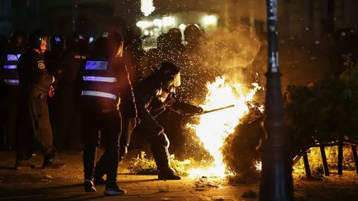 Noi percheziții în cazul protestului violent de la BEC după respingerea candidaturii lui Călin Georgescu