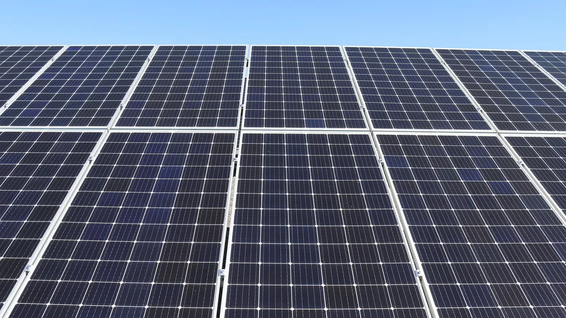 Casa Verde 2025. Vești bune pentru românii care locuiesc la bloc: Ar putea beneficia panouri fotovoltaice, la fel ca cei care stau la casă