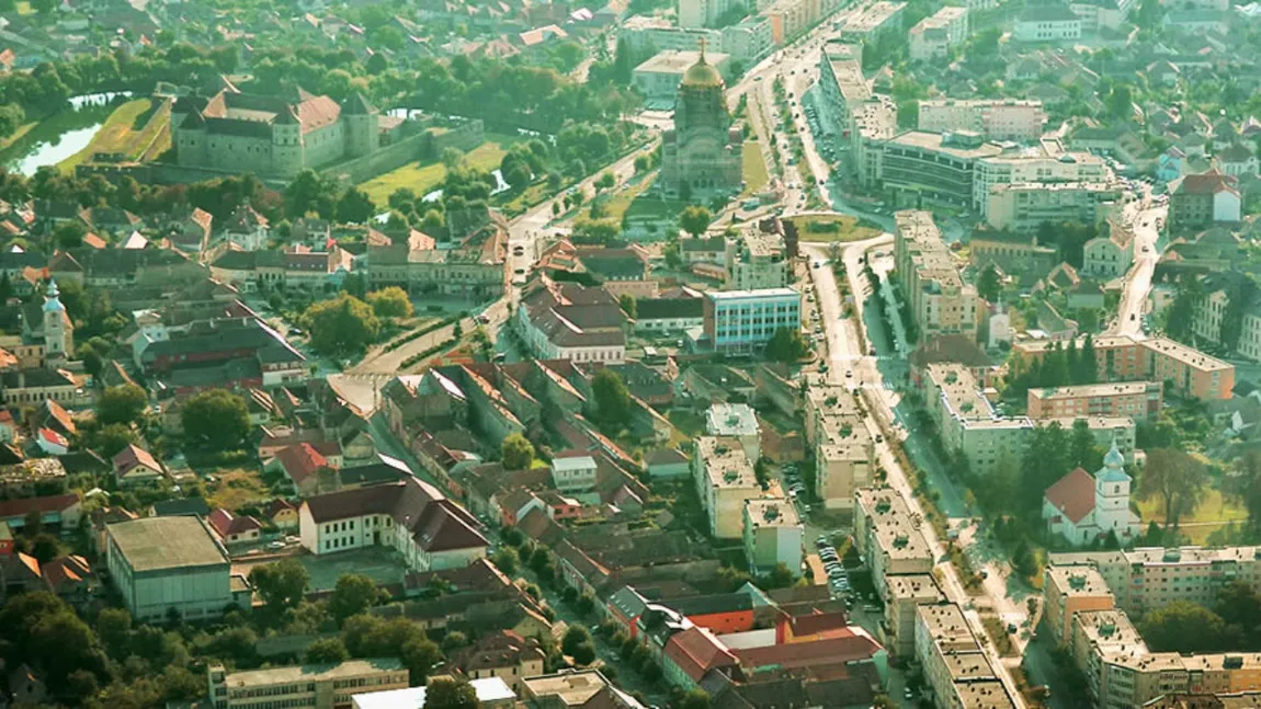 Orașul din România în care un apartament cu două camere costă 10.900 de euro. Acces rapid la supermarketuri, restaurante și parc