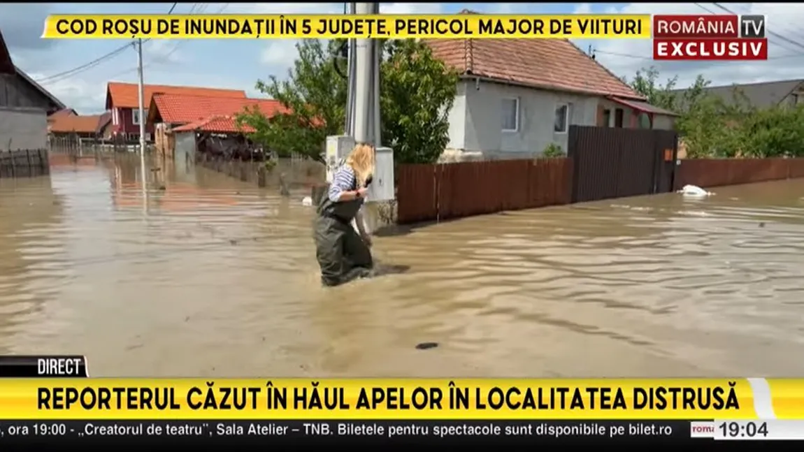 Reporterii România TV, transmisiuni speciale din mijlocul puhoaielor. Iuliana Damian, moment ireal în direct, a căzut într-un canal! VIDEO