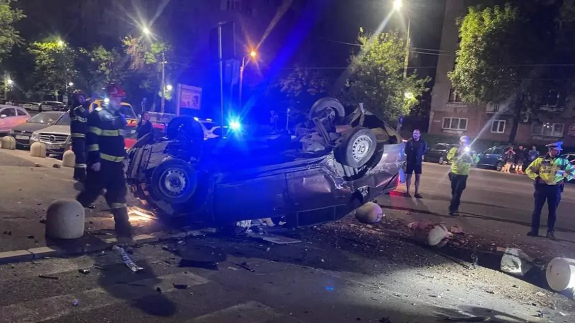 Accident violent în București! Un Mercedes furat, complet distrus după ce s-a răsturnat. Șoferul a fost urmărit de poliție și nu a oprit