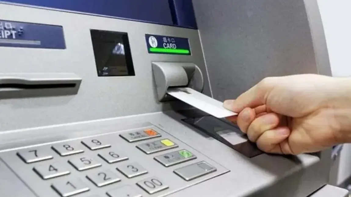 Când intră pensiile pe card, luni 12 mai 2025. Care sunt cele mai rapide bănci