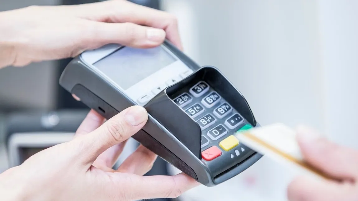 Cardurile de pe care nu trebuie să retragi niciodată bani. Dobânda este uriașă, poate ajunge până la 25%