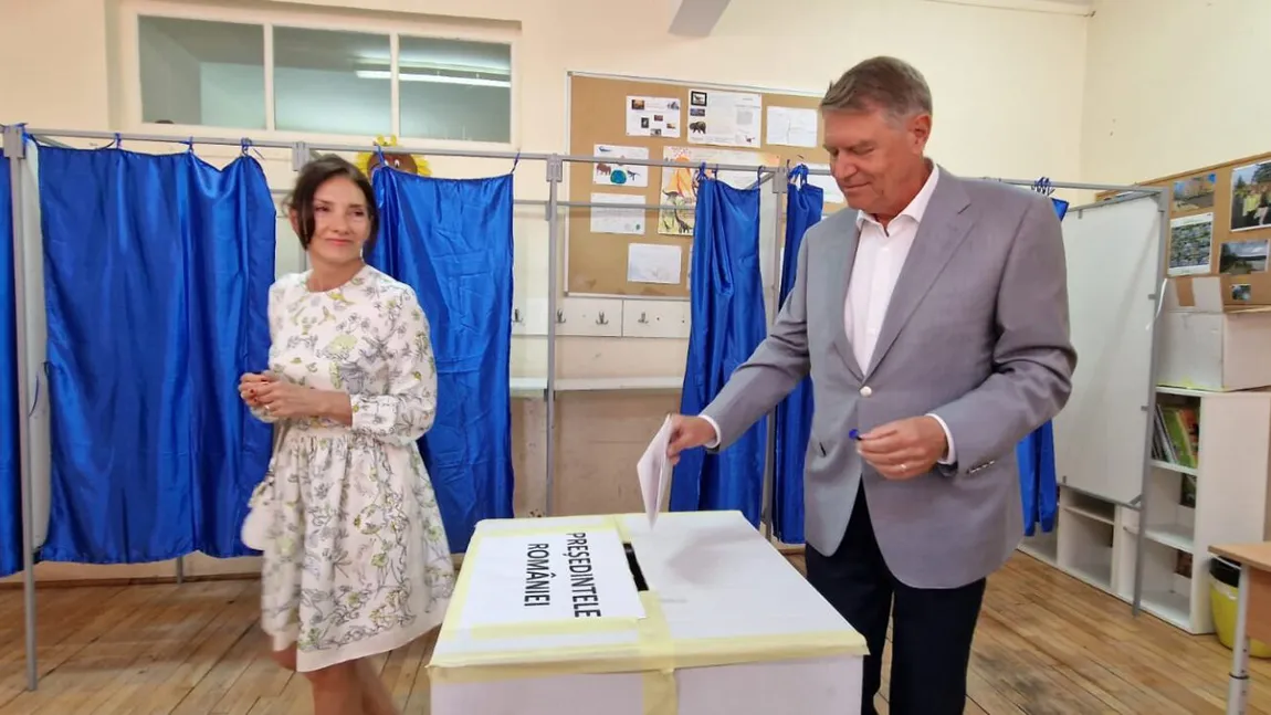 Klaus Iohannis, alături de Carmen Iohannis la vot. Înainte a mers la slujbă, la biserică