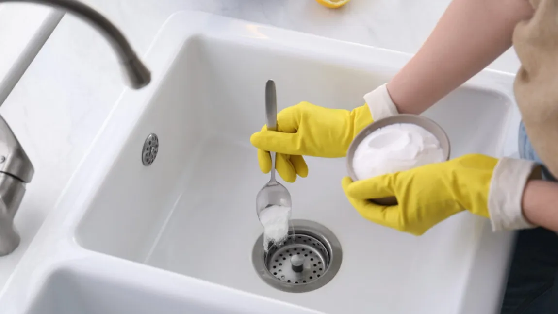 Trucul care te ajută să desfunzi chiuveta instant! Cele 3 ingrediente din bucătărie care fac minuni