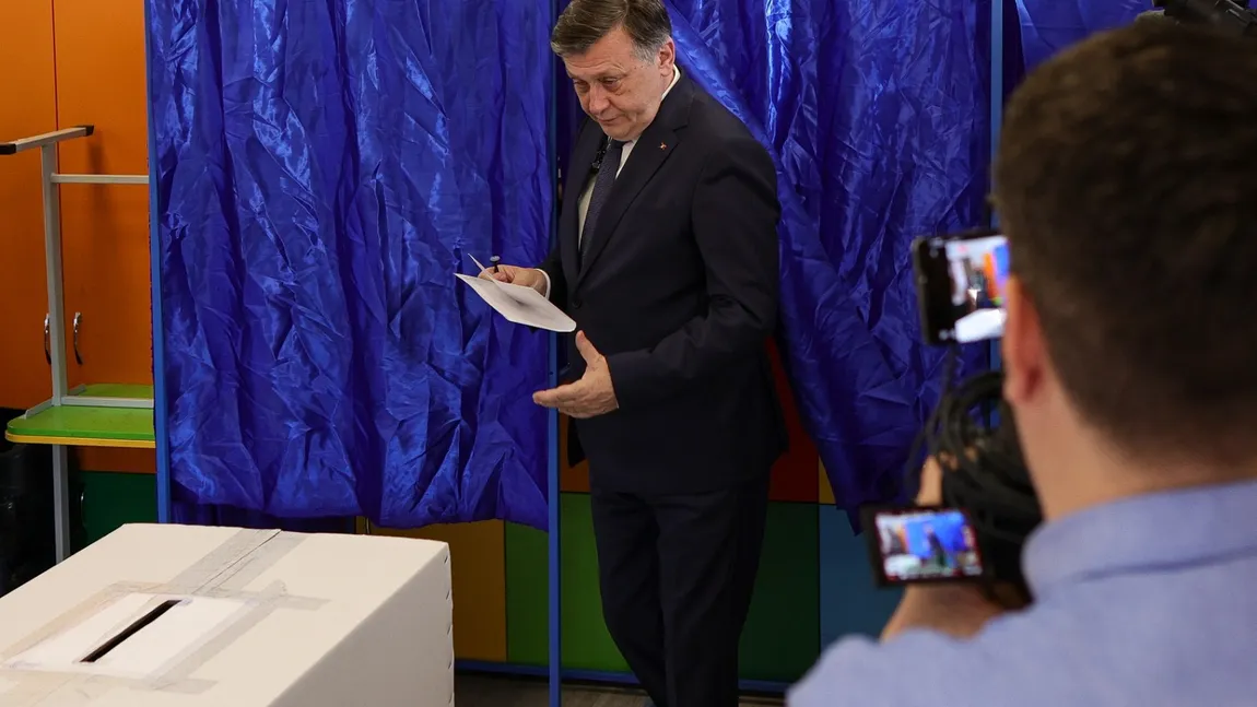 Crin Antonescu, primele declarații la ieșirea din secția de votare: 