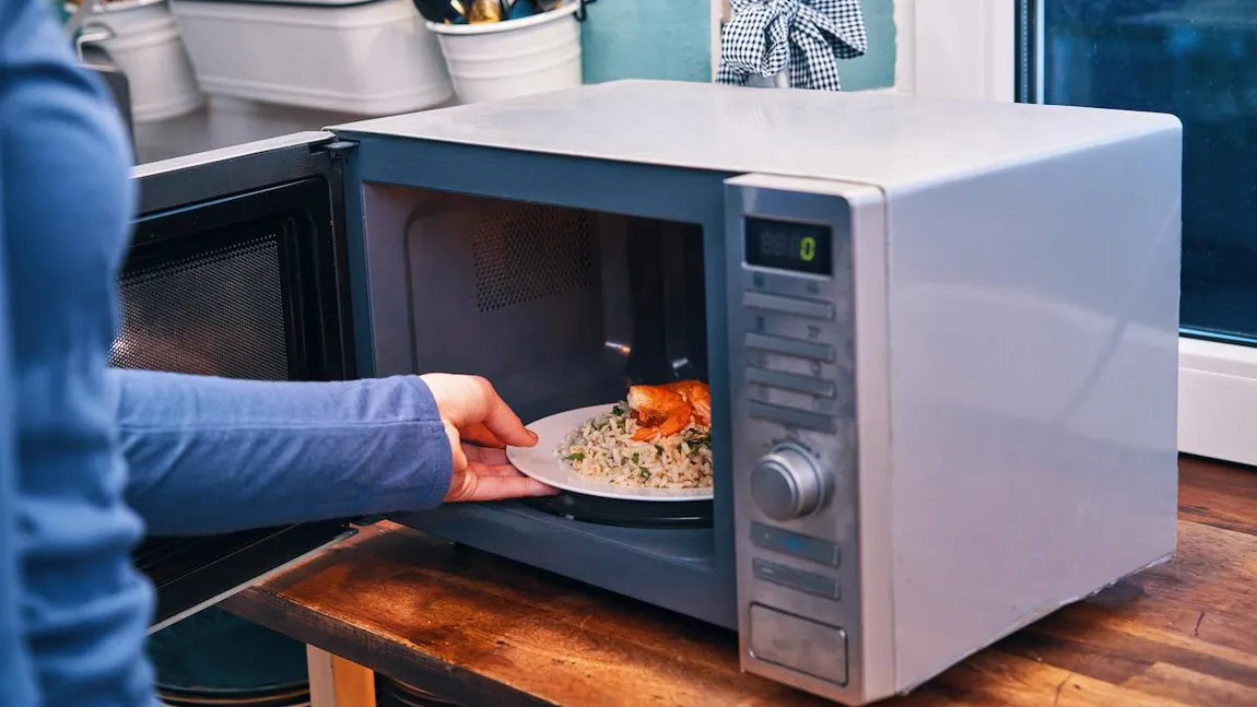 Dispare cuptorul cu microunde. Motivul pentru care aparatul electrocasnic preferat de români ar putea fi înlocuit