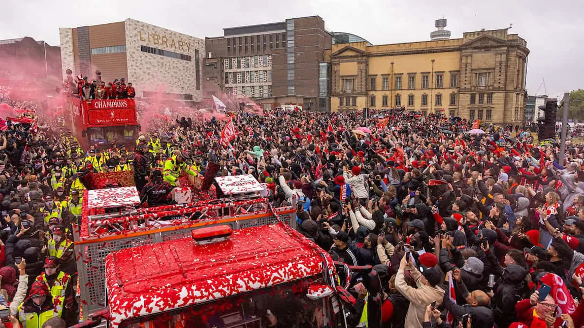 VIDEO Atac deosebit de grav în timpul paradei organizate de Liverpool FC pentru a sărbători al 20-lea titlu de campioni. Un bărbat a intrat cu maşina în mulţime