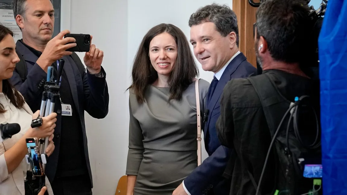 Ce ţinută a purtat la vot Mirabela Grădinaru, partenera lui Nicuşor Dan