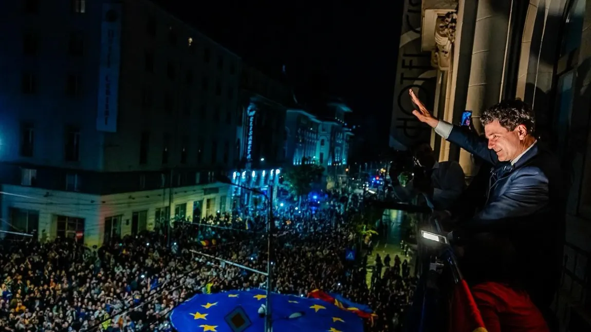 Nu a fost ușor, dar a câștigat Nicușor. Baie de mulțime în jurul noului președinte: „E victoria voastră, să știți! De mâine, la muncă!”