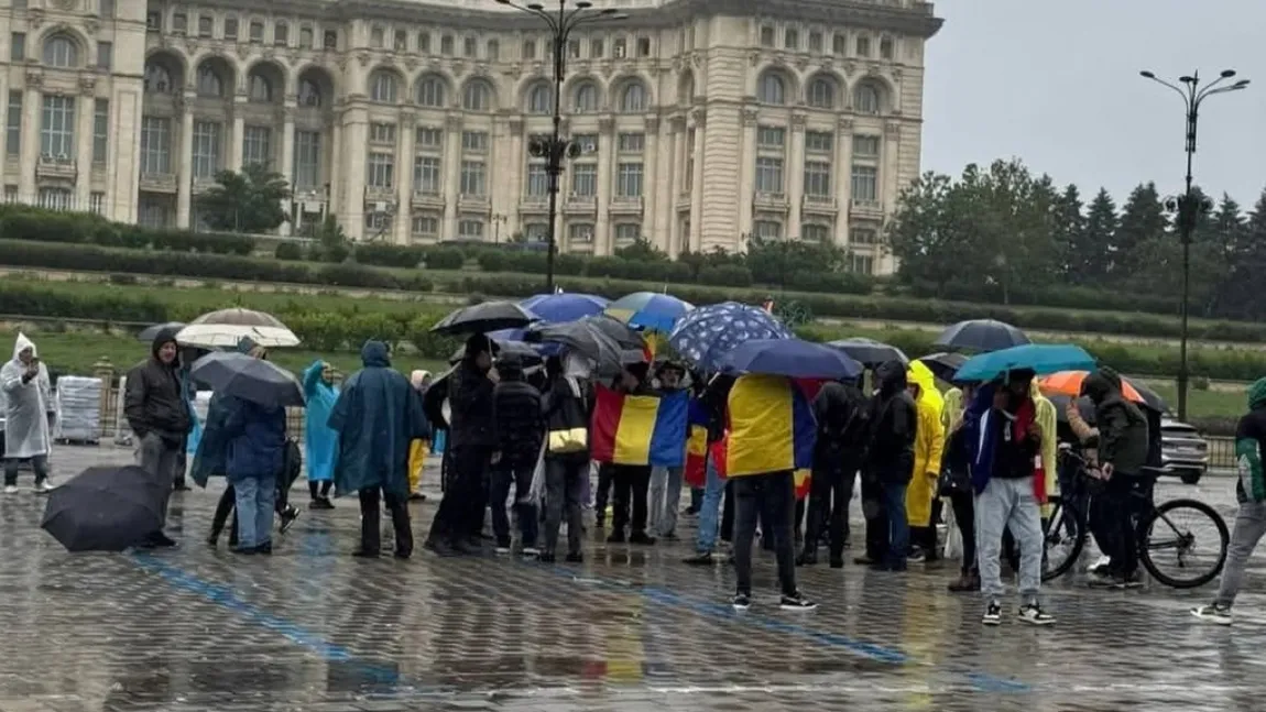 VIDEO Marele protest AUR din ziua învestirii lui Nicuşor Dan în funcţia de preşedinte a adunat oameni cât la o şedinţă cu părinţii. În jur de 50 de oameni au stat degeaba în ploaie