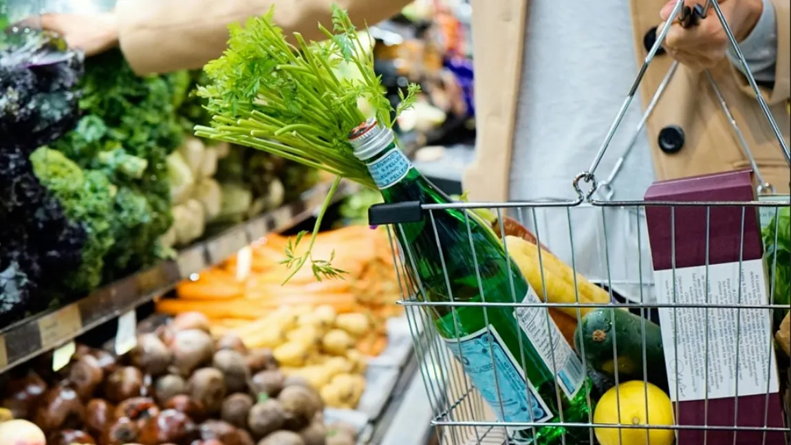 Regulă nouă la supermarket, se aplică de duminică! Ce sunt obligați să facă românii