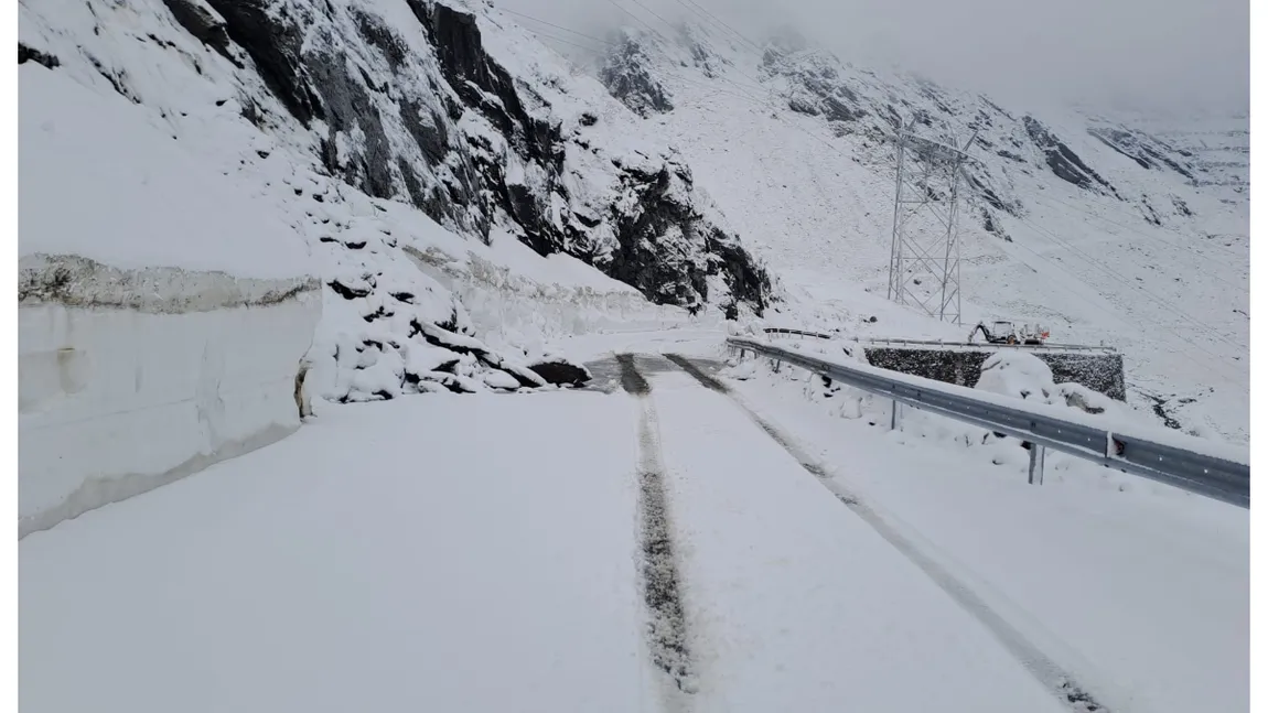A nins pe Transfăgărășan. S-a depus un strat de zăpadă de zece centimetri. Când se redeschide cea mai spectaculoasă șosea din România