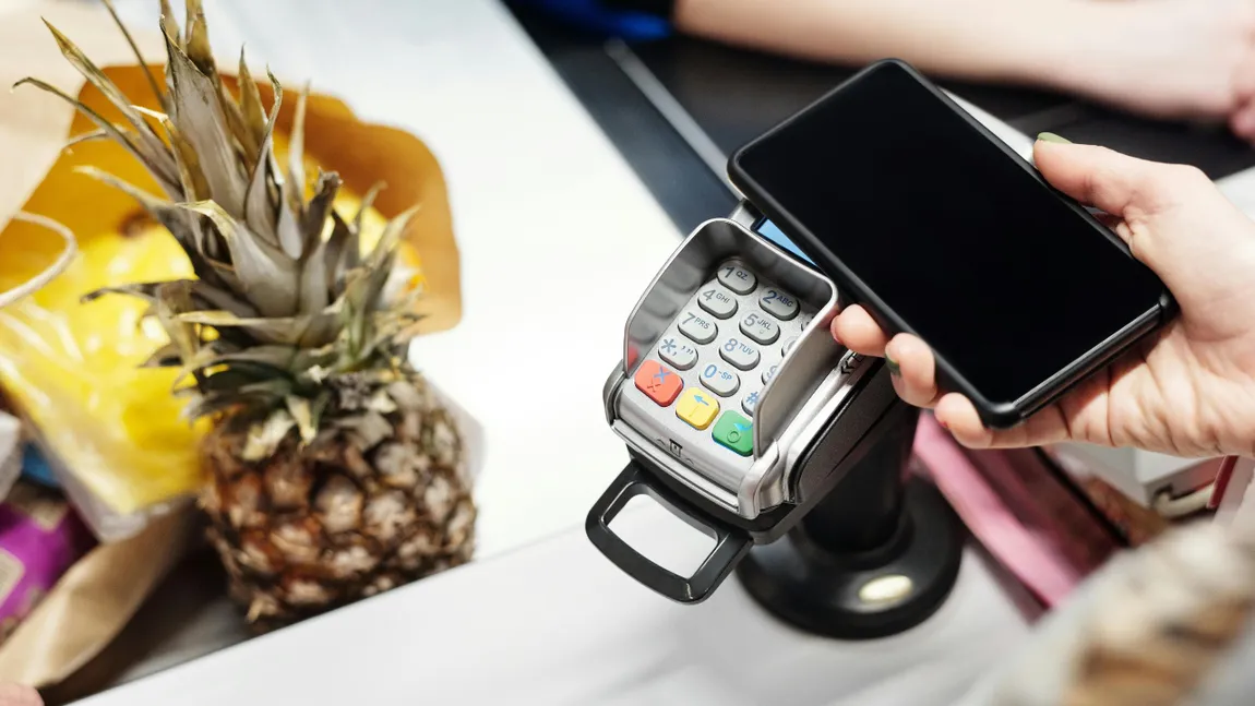 ATENȚIE! Escrocii au brevetat o nouă metodă de fraudă. Cum te lasă fără banii de pe card în supermarket