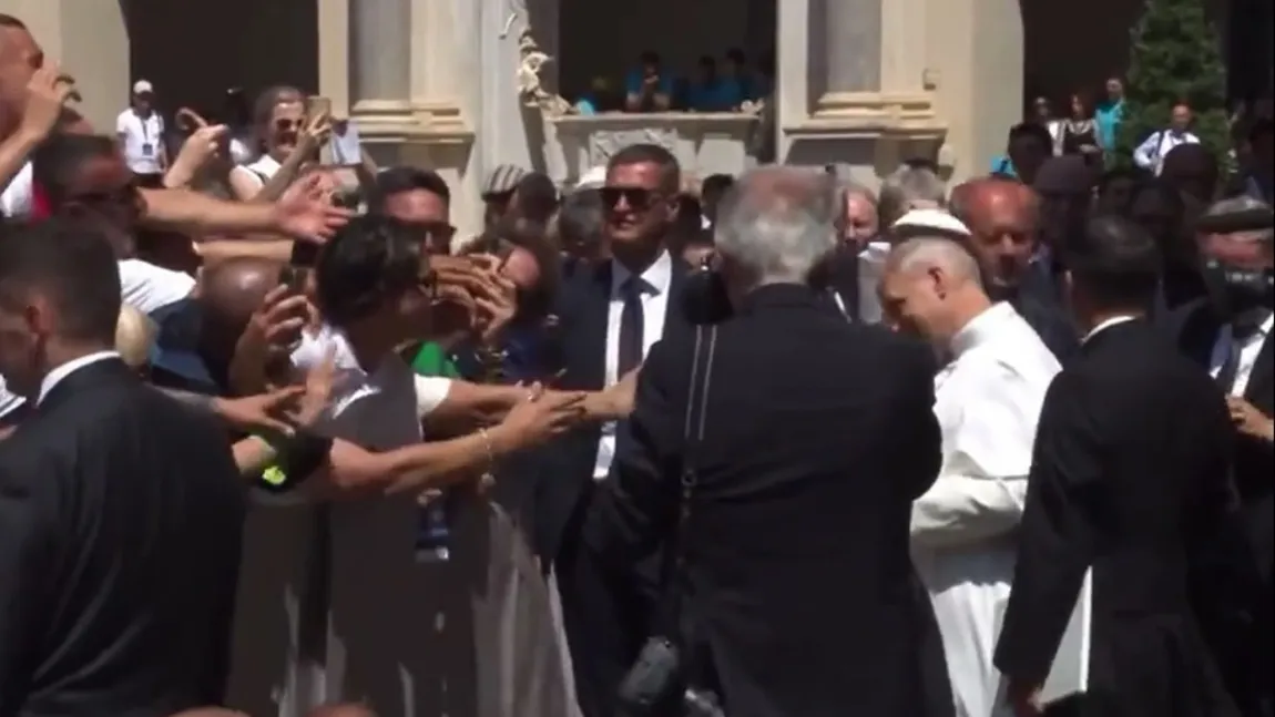 Panică la Vatican! Papa Leon a fost lovit în cap de un obiect aruncat din mulțime VIDEO
