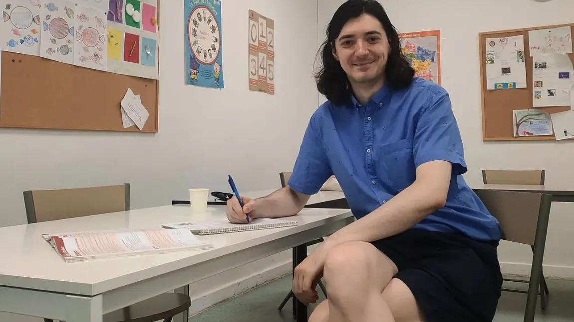 Cu ce se mai ocupă faimosul profesor în fustiţă, care a aprins dezbateri aprinse, în urmă cu un an, pe social media. A făcut cursuri la Institutul Francez şi a publicat o carte de succes