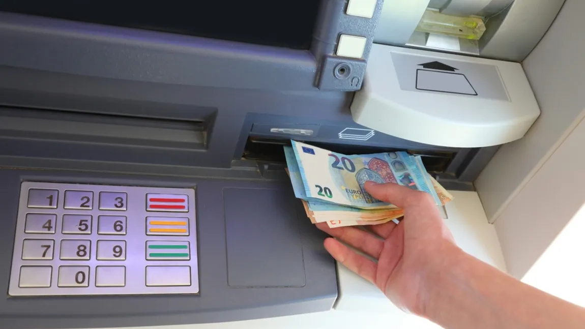 Ce trebuie să ştie românii care retrag bani de la bancomat. Este ordin de la Uniunea Europeană