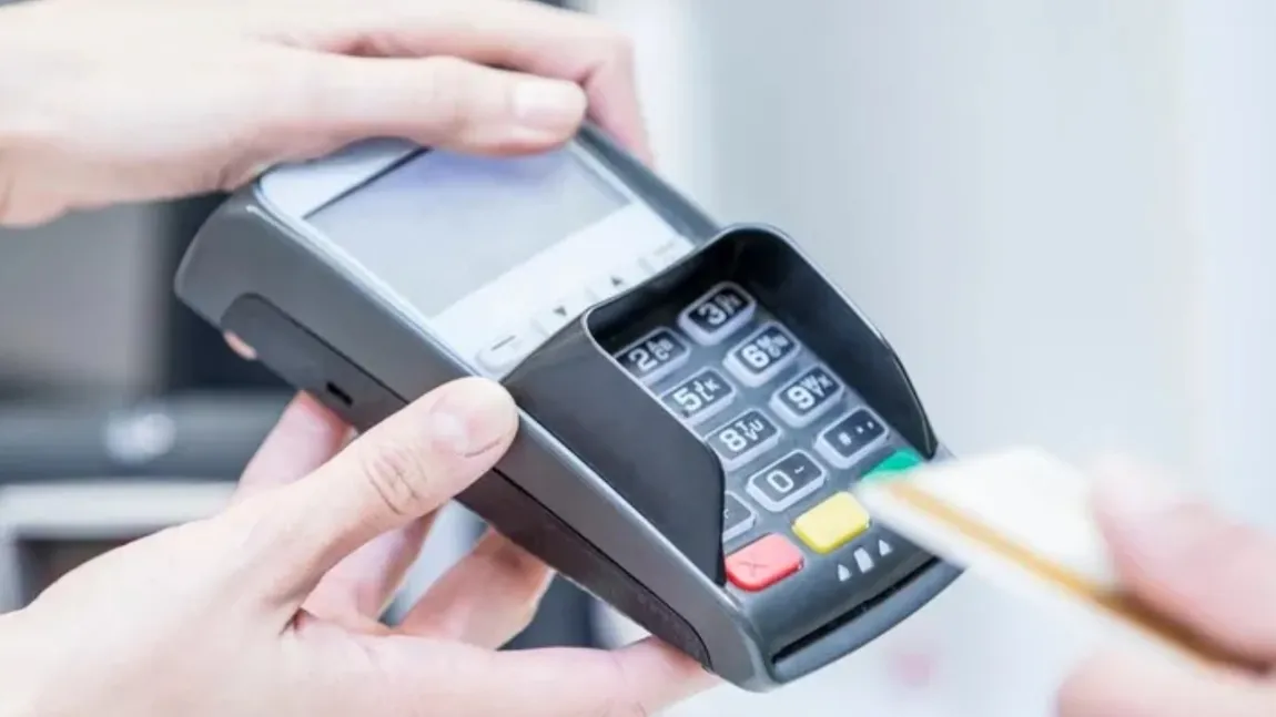 Se renunță la plățile cu cash, după creșterea considerabilă a celor cu cardul. Începe o nouă etapă în lumea plăților
