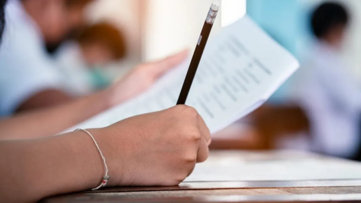 EVALUARE NAȚIONALĂ 2025. Ploaie de ”perle” în lucrările la limba română! ”Să tai frunză la câini înseamnă să hrănești câinii” / ”Personajul avea un cap de păsărică și niște șoareci deasupra genunchilor”