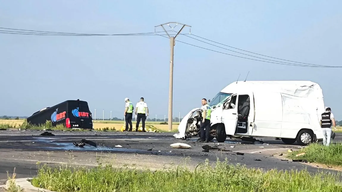 Un mort şi 13 persoane, transportate la spital, după ce un microbuz şi o autoutilitară s-au ciocnit în Brăila