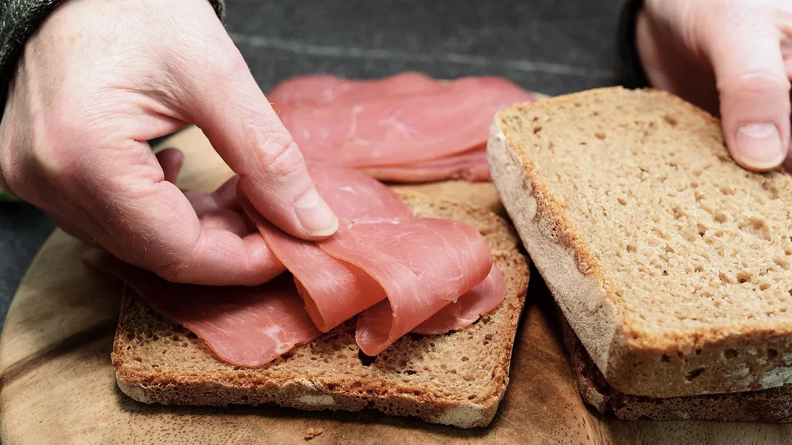 O femeie s-a îmbolnăvit după ce a mâncat un sandwich dintr-un supermarket. Incredibil ce scria pe etichetă