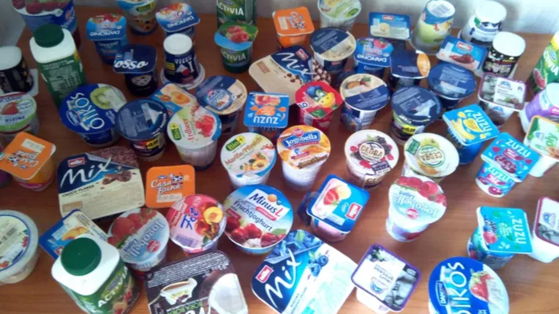 Iaurtul cu fructe poate deveni un adevărat pericol. La ce trebuie să ne uităm înainte de a-l cumpăra pentru a nu ne pune sănătatea în pericol