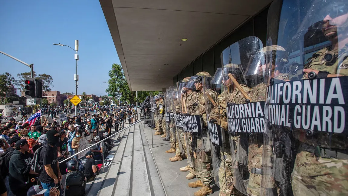 Poliţia din Los Angeles a decretat starea de urgenţă pe timp de noapte şi operează arestări în masă ale celor care încalcă măsura. Mişcările de stradă se extind în New York