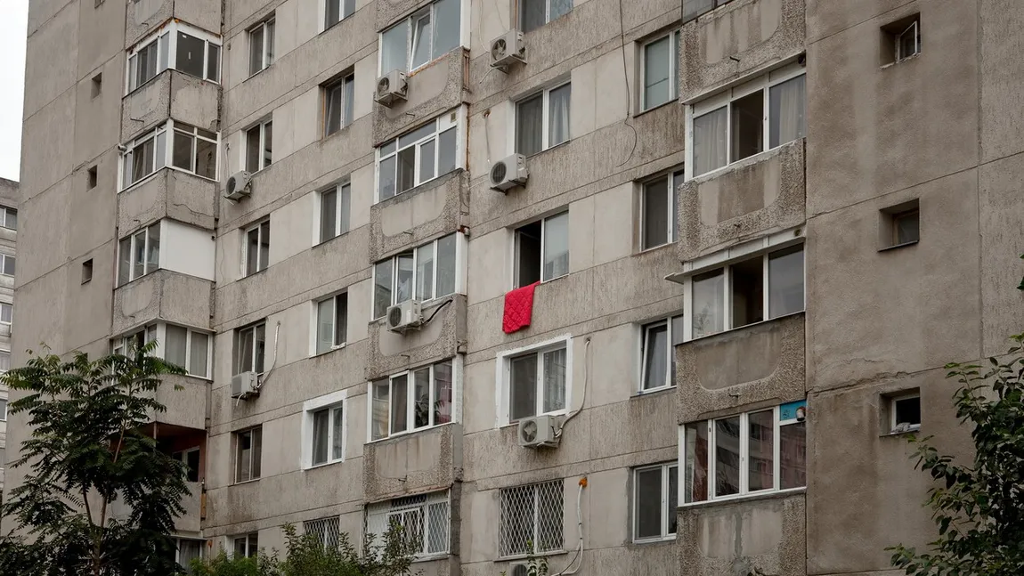 Povara financiară care cade pe umerii proprietarilor de locuințe construite înainte de 1990. Mulți vor avea nevoie de împrumuturi la bănci ca să remedieze problemele din case