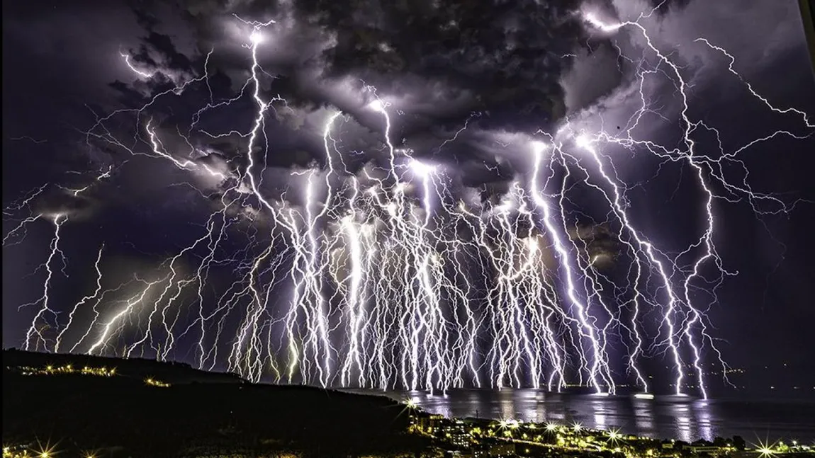 RUPERE DE NORI, furtună cu putere de tornadă după caniculă anunţată de ANM. Norii Cumulonimbus au format celule superlectrice, cu producere de fenomene extreme