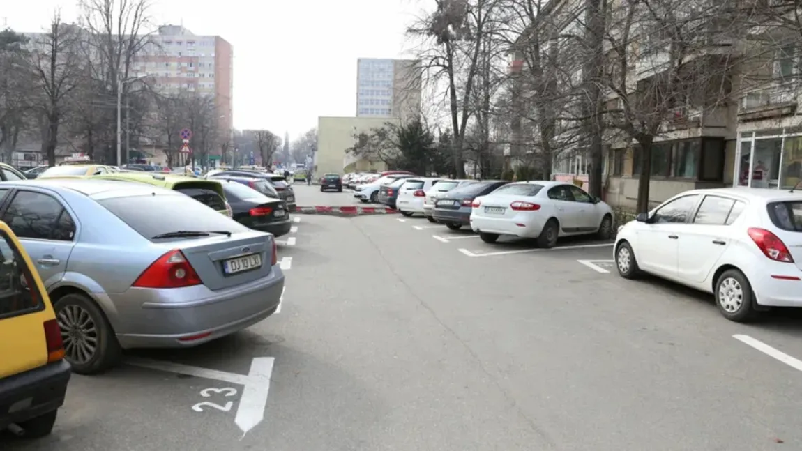 Șoferii români pierd locul de parcare, chiar dacă plătesc pentru el. Primăria scoate toate locurile din nou la licitație