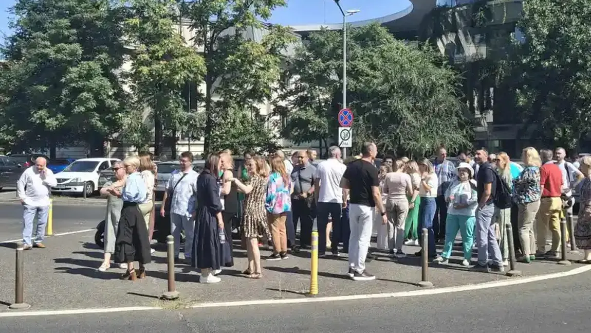Angajații Guvernului sunt revoltați de tăierea sporurilor. Protest înainte de ședința de Guvern