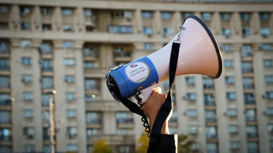 Susținătorii lui Călin Georgescu protestează la Guvern față de majorarea TVA. „Intelectualul” Nicușor Dan, de asemenea criticat: „Tăiați de la voi, nu de la noi”