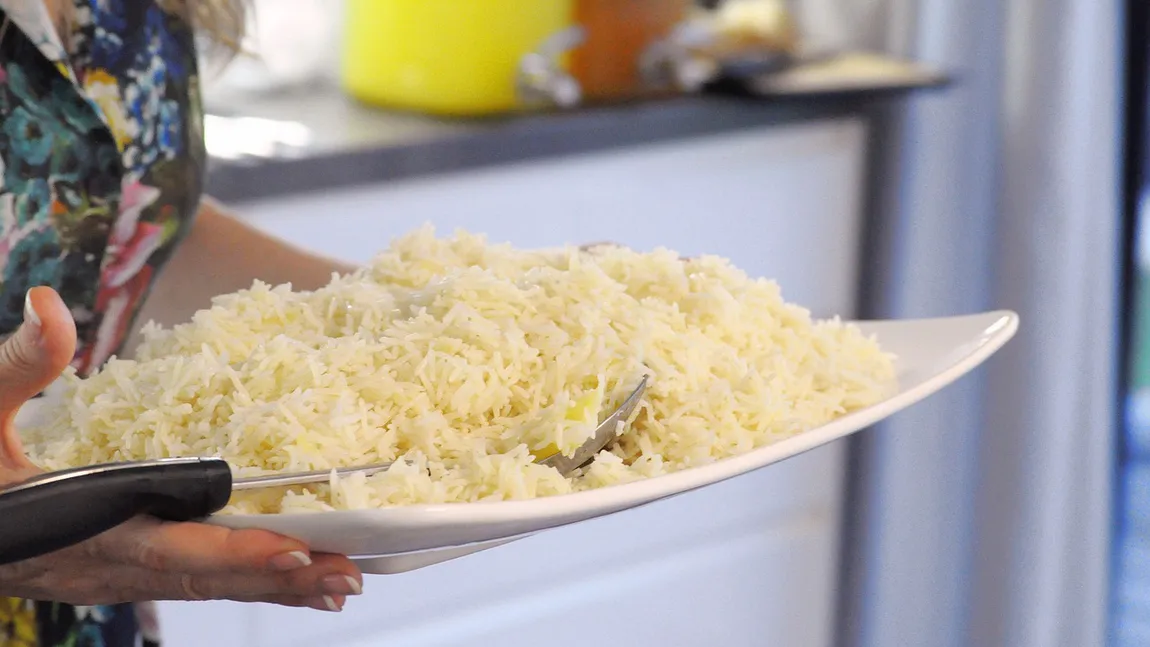 Ce să pui în apa în care fierbe orezul ca să iasă delicios. Ingredientul banal care îi schimbă total gustul
