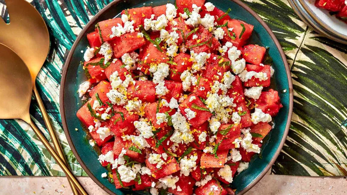 Rețetă răcoritoare de vară. Salată cu pepene, feta și explozie de arome