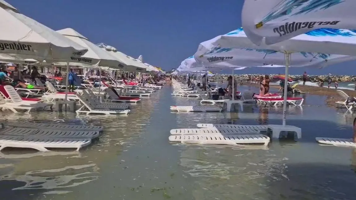 Fenomen ciudat pe Litoral în plin Cod Roşu! Marea a inundat plaja de la Costineşti, şezlongurile 