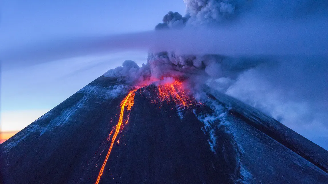 Noi imagini teribile cu vulcanul din Rusia care a intrat în erupţie după cutremurul de 8,8 FOTO şi VIDEO