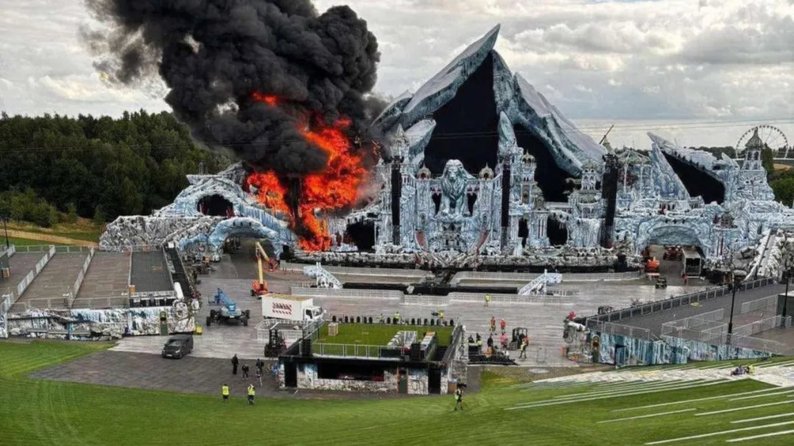 VIDEO Incendiu uriaș la scena principală a festivalului Tomorrowland, degajări mari de fum
