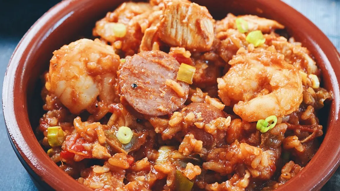 Jambalaya, un deliciu cu origini în Louisiana, asemănătoare paellei spaniole. Mâncarea de care cei care adoră gustul picant se vor îndrăgosti de la prima îmbucătură