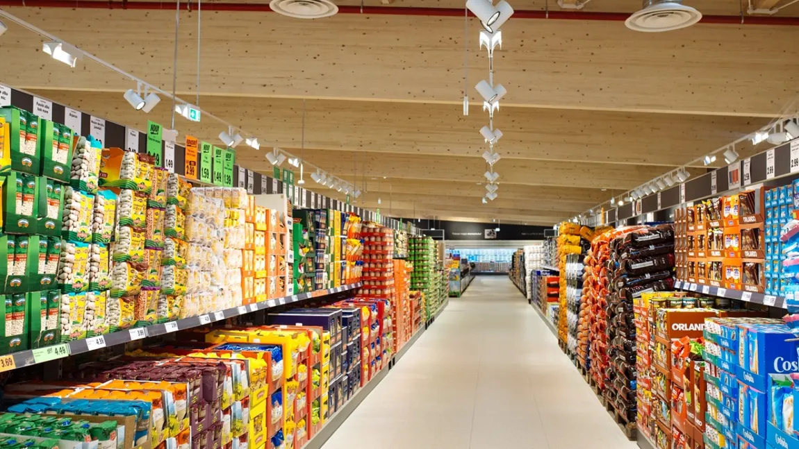 O rețea de magazine din România NU va mări prețurile de la 1 august! Cât costă produsele cumpărate de toți românii