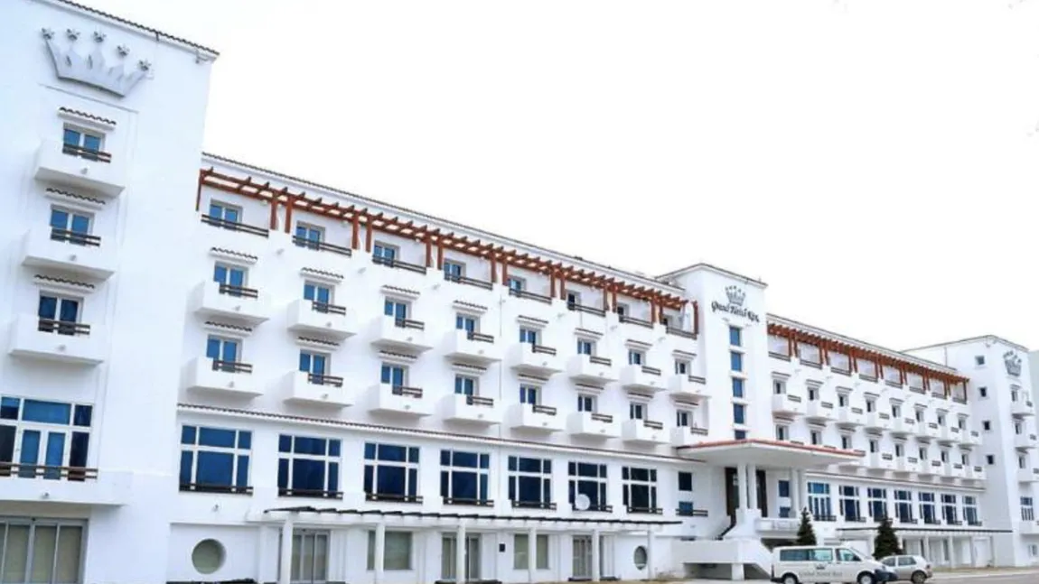 Hotelul Rex din Mamaia, cândva un simbol al luxului, acum o simplă ruină. Clădirea este îngropată sub praf, lacăte și tăcere