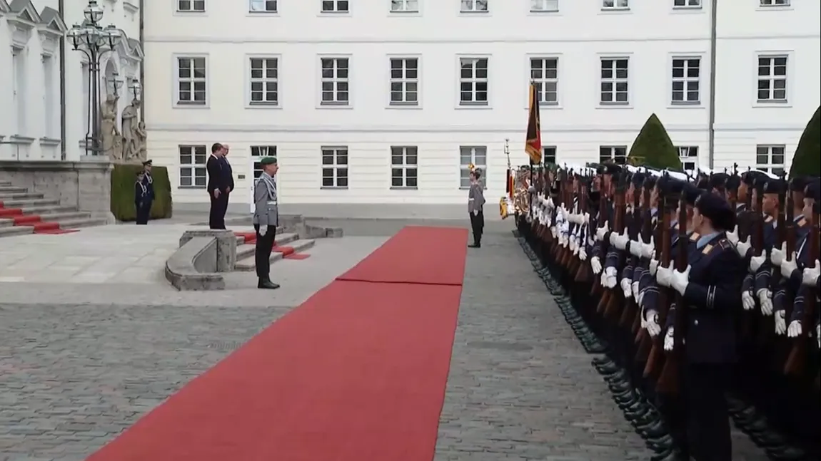 Nicuşor Dan, primit cu onoruri militare în Germania VIDEO
