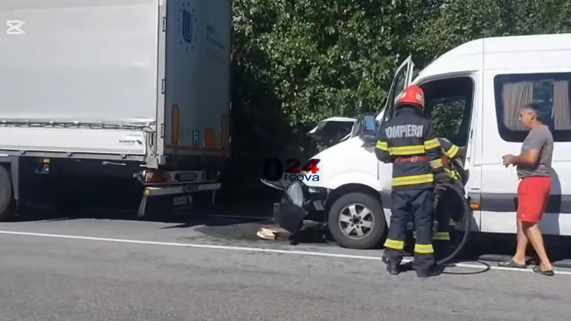 Plan roşu de intervenţie după ce un microbuz spulberat de un TIR la Orşova VIDEO