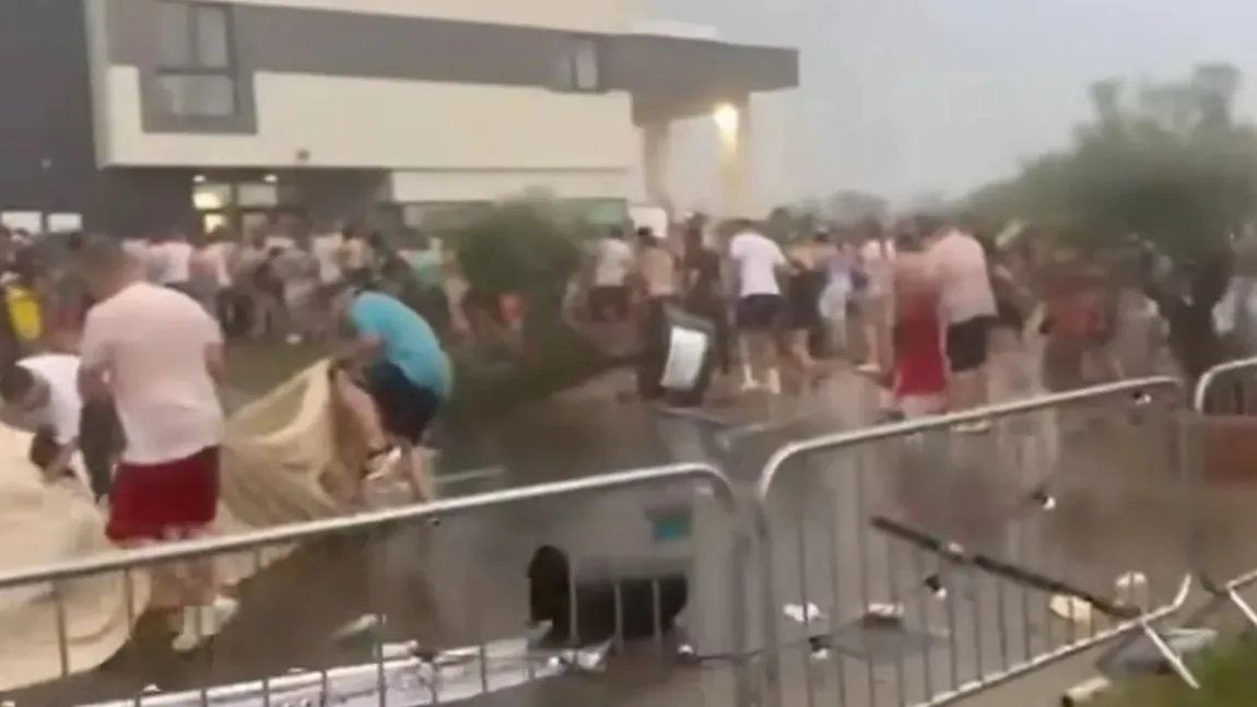Furtuna a făcut prăpăd la Timișoara! Copac prăbușit peste un tânăr, oameni răniți de corturi și prelate smulse de vânt la un concert VIDEO